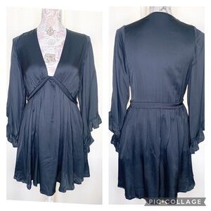 Stillwater Black Tunic Top Size XS V neck, pleated front and ruffle sleeve